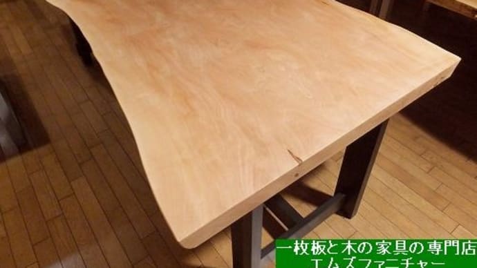 1495、雨が降ってきましたので、のんびり、新しい一枚板の仕上げ作業しています。一枚板と木の家具の専門店エムズファニチャーです。