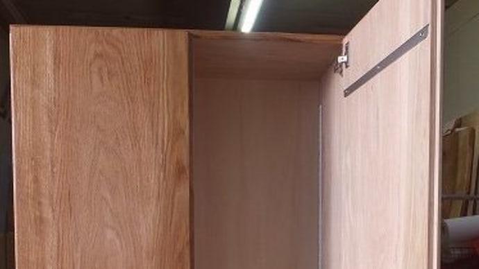 1167、東京のお客様へお届け予定、ホワイトオーク無垢材の下駄箱を最終オイル仕上げ。一枚板と木の家具の専門店エムズファニチャーです。