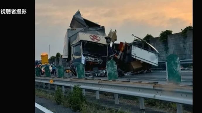 東京の中央道で止まって居た4t車に大型トラックが衝突 4t車の運転手死亡
