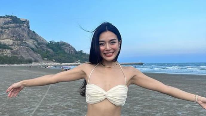 砂浜の白のビキニ女子