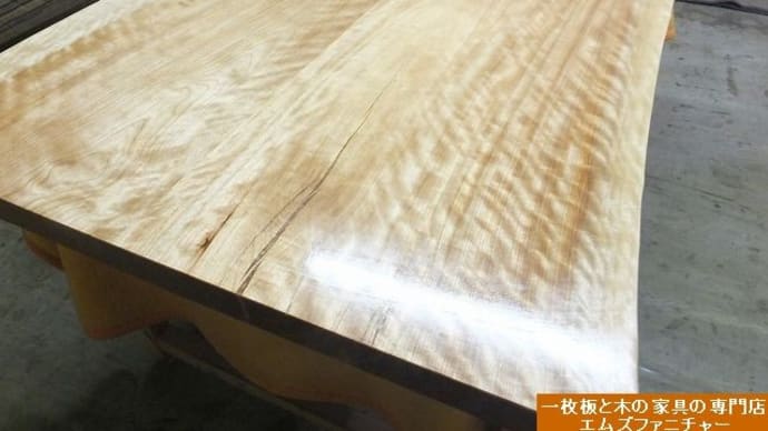 １１４４、【お客様のお宅へお届け前の準備】美しいカバの木の厚板の接ぎテーブルを仕上げます。一枚板と木の家具の専門店エムズファニチャーです。