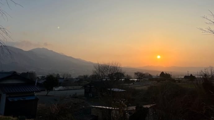 今日は夜オンラインのお話会です。庭も花盛りで、原野は真っ黒で