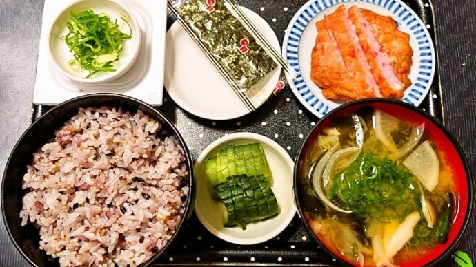 家で朝ご飯(十五穀ごはんにお好み天、味付のり、納豆、野菜とキノコのみそ汁、うり漬)(2023年9月20日)