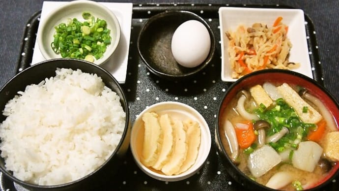 家で朝ご飯(新米・茨城県産コシヒカリに切り干し大根、生卵、生卵、菊芋のみそ汁、漬物)(2021年12月20日)