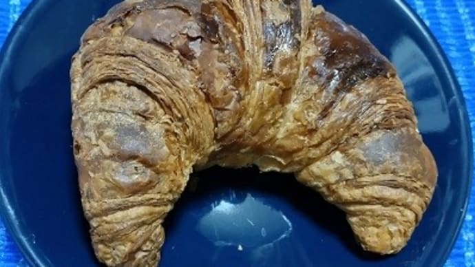 【01/31朝食その1】クロワッサン、まずは目ざめのひと口ってことでパンなんだね:P