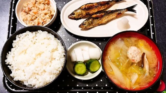 家で朝ご飯(新潟県産こしいぶき、めざし(イワシ丸干し)、卯の花、野菜とつみれのみそ汁、かぶときゅうり漬)(2024年2月22日)