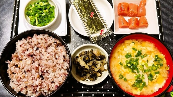 家で朝ごはん(十五穀ごはんに辛子明太子(あごおとし)、味付けのり、納豆、玉子とキャベツとエリンギのみそ汁、きざみすぐき)(2023年6月3日)