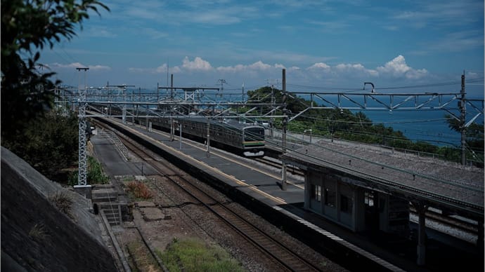 東海道線の普通列車で根府川駅へ