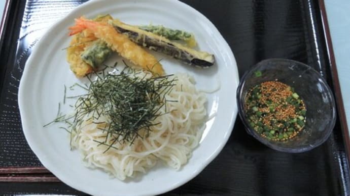 いなざうるす屋のフェイクグリーンを飾る