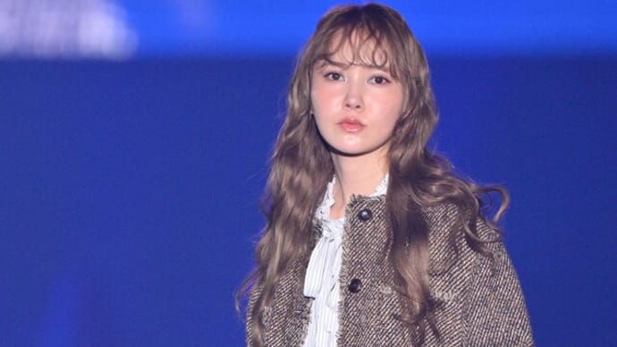 日向坂46加藤史帆、ウェービーヘア×ブルーメイクで雰囲気ガラリ【TGC北九州2024】