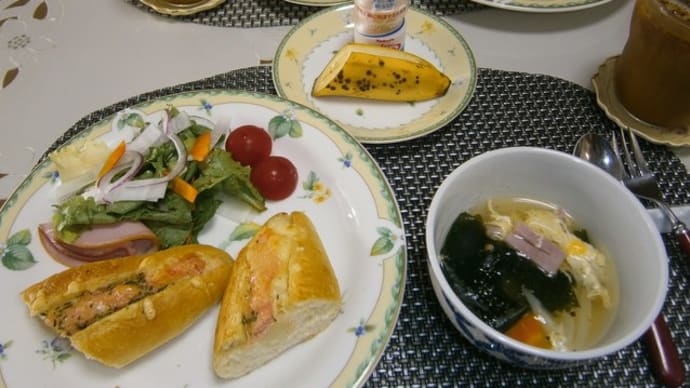 夏の家のパンと、ぺヤングやきそば&🍌