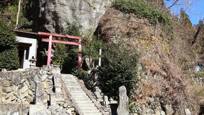 十二社神社の大岩と聖徳太子石仏