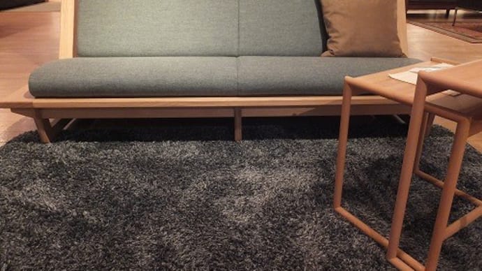 ３２３、美しい木造りロースタイルソファー。一枚板と木の家具の専門店エムズファニチャーです。