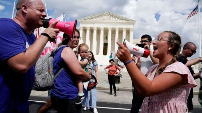 米最高裁の中絶合憲性否定から1年、賛成・反対両派が集会で主張訴え