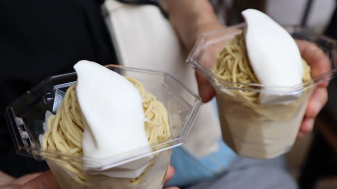 谷中銀座、和栗や でモンブランのソフトクリームを食べました。
