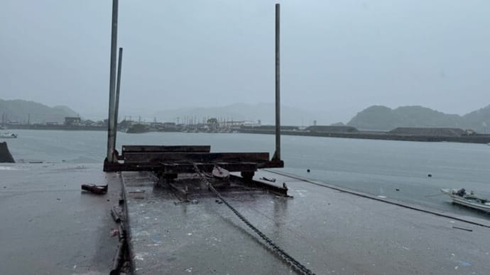 雨の計石港 朝の仕入にて