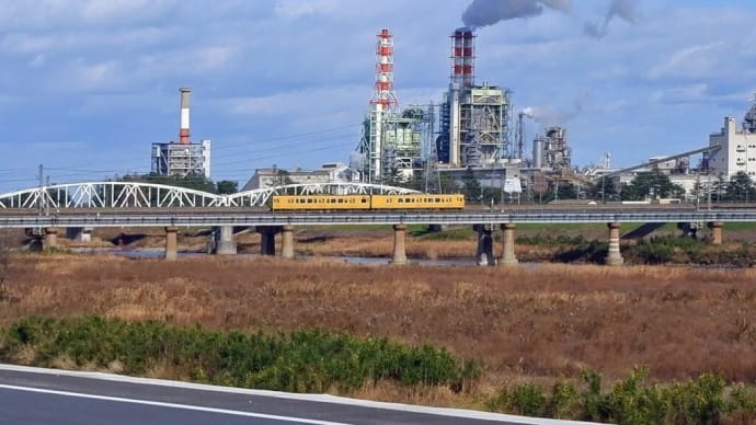 王子製紙米子工場をバックに、115系電車が日野川橋梁を通過、、　2022.DEC.