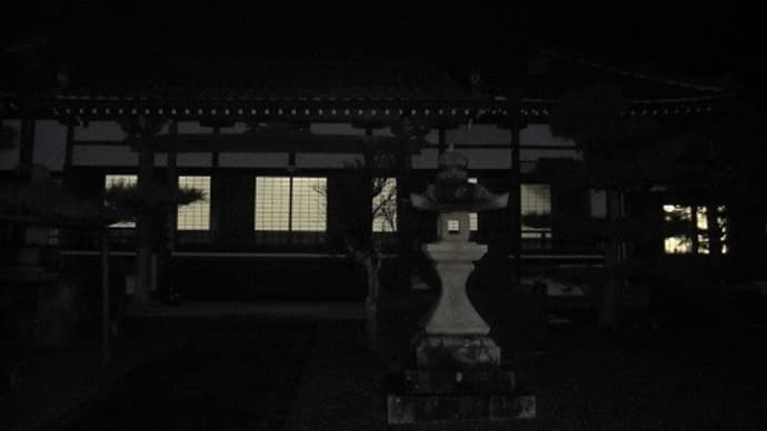 親しさの膝を寄せあう
