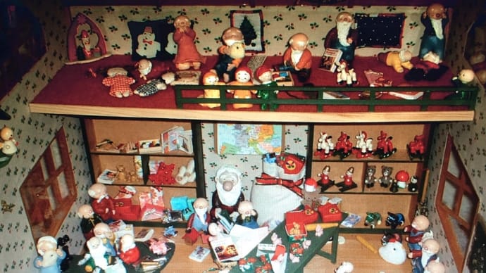 クリスマス作品5・・・「サンタハウス」と「サンタの奥さんハウス」(紙粘土、ドールハウス)(o^^o)