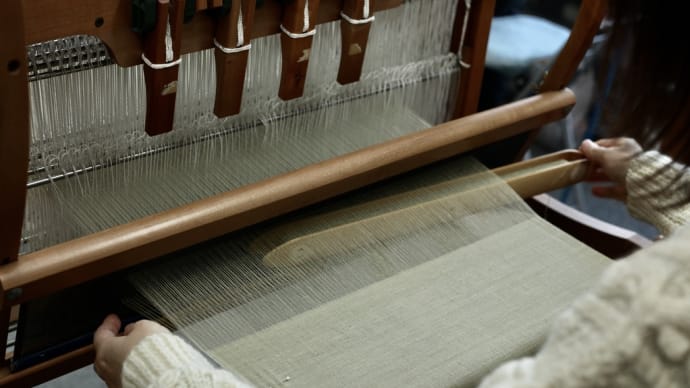 竹島クラフトセンター、　緯糸が無くなったから糸を紡ぎます