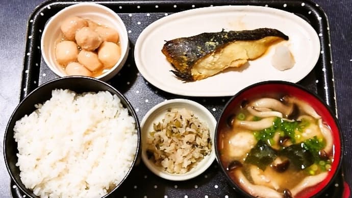 家で朝ご飯(ごはんは北海道産ゆめぴりかに、銀だらの西京漬、里芋煮、しめじとつみれ汁、きざみすぐき)(2024年1月8日)