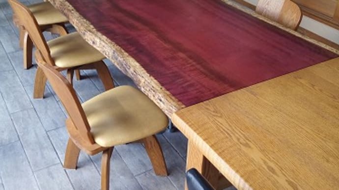 長い2600ｍｍ超の一枚板、パープルハートの一枚板をお客様のお宅へ。一枚板と木の家具の専門店エムズファニチャーです。