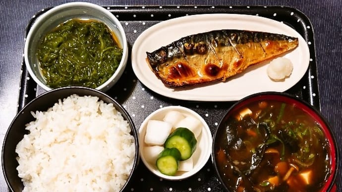 家で朝ご飯(ごはんは新米・ふさおとめに焼鯖、めかぶ、赤だしのなめこ汁、かぶときゅうりの漬物)(2022年11月2日)