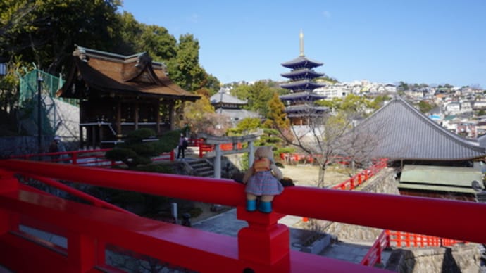 宝塚市の「大本山　中山寺」。極彩色の装飾が施された「本堂」。青く光る「五重塔」。見ごろを迎えた「梅林」
