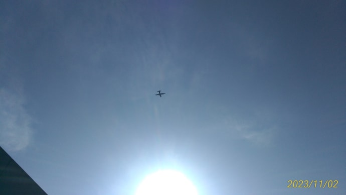 2023/11/02 都内某所、自衛隊輸送機?、米軍輸送機に接近する「偵察用小型UFO(UAP)!」。