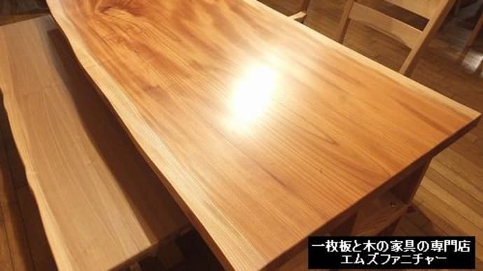 ７７５、【ダイニングテーブル】ケヤキの一枚板テーブルも色々あるんです。育った場所が違うんだから杢目も色合いもそれぞれ違って当たり前なんですね。 一枚板と木の家具の専門店エムズファニチャーです。