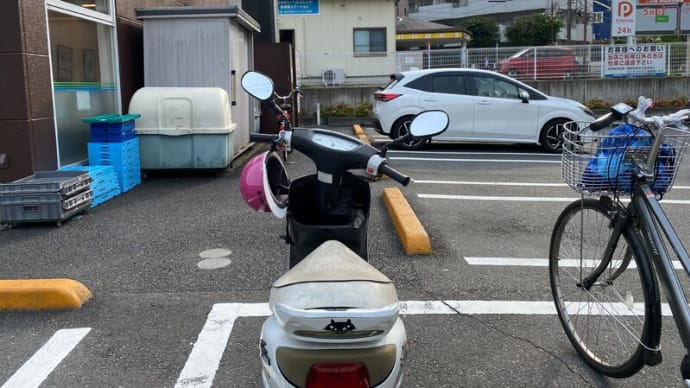夕食の買い出しはバイクで 定点観測のファミマへ