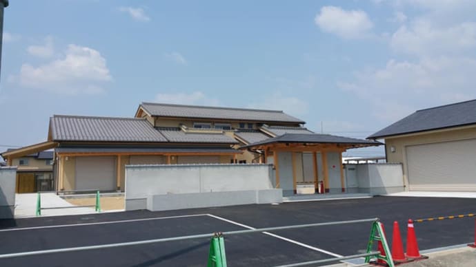(仮称)おおらかに暮らしを包み込む数寄屋の家新築工事・建物庭と風景のバランス和風建築の設計デザイン感度と坪庭(中庭)から拡張する庭園の風景で心地の意識の心地の価値。