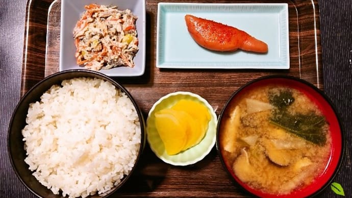 家で朝ごはん(ごはんは新米・宮崎県産こしひかり、辛子明太子(あごおとし)、白あえ、野菜と油揚げのみそ汁、たくあん)(2024年8月18日)