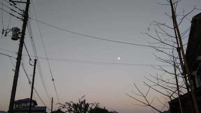 月と欲望の朝の空
