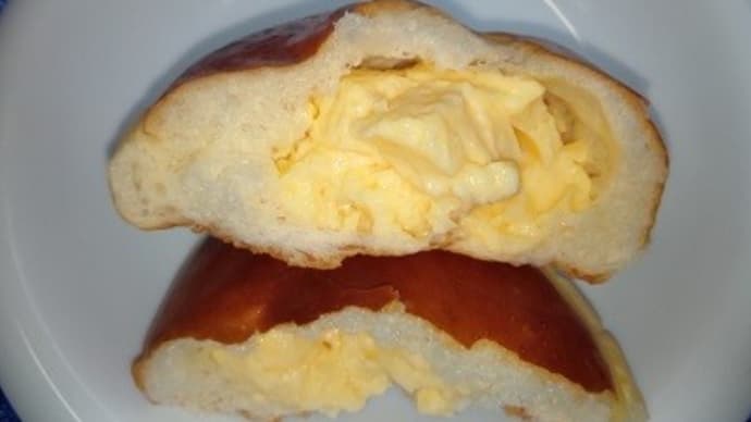 クリームパンを今日のおやつにしたんだね:D