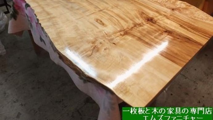 １６１０、栃の一枚板を仕上げの作業してから、今度は鉄脚を固定する作業を致します。一枚板と木の家具の専門店エムズファニチャーです。