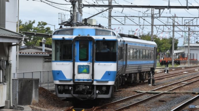 多度津駅で「しおかぜ 185系 国鉄色」代走を撮影 JR四国 予讃線〔香川県多度津町〕