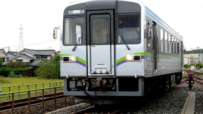 井原鉄道井原線のIRT355形ディーゼル一般車両と特別車両の４編成並び