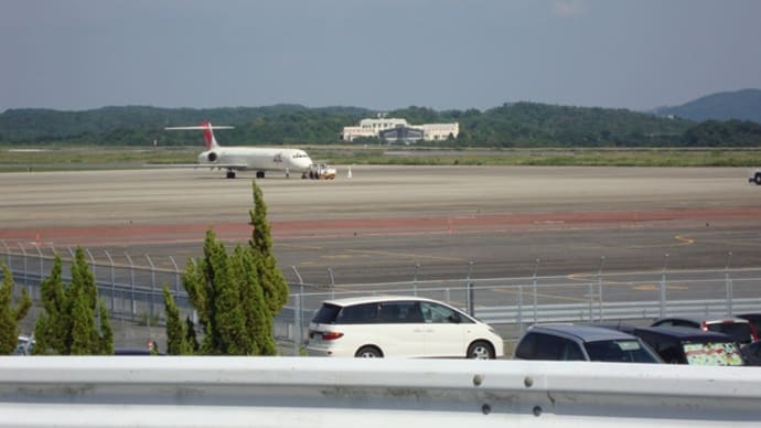 岡山空港に米軍訓練用の民間航空機2機が緊急着陸　1機から油漏れ