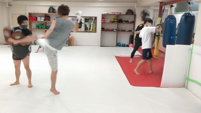 (金)キックボクシング初級クラス19:30〜