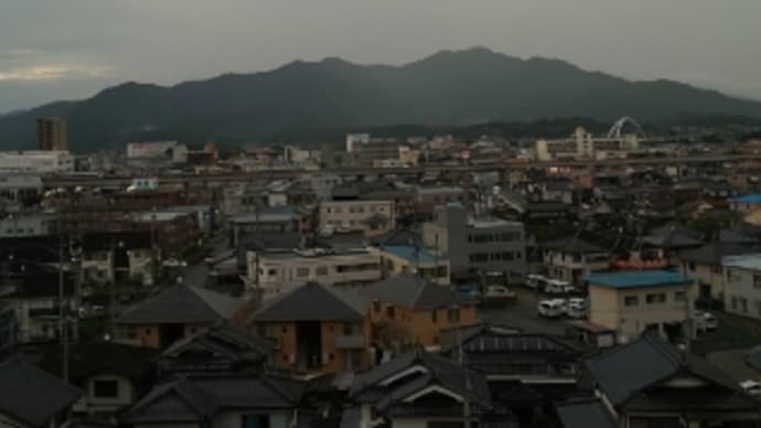 明日は土曜日診、~13時までの診療です。