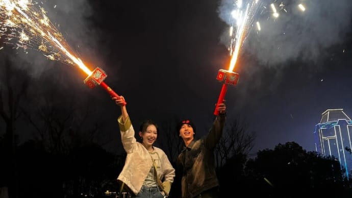 リン・ツィエと花火をするチェンシャオ