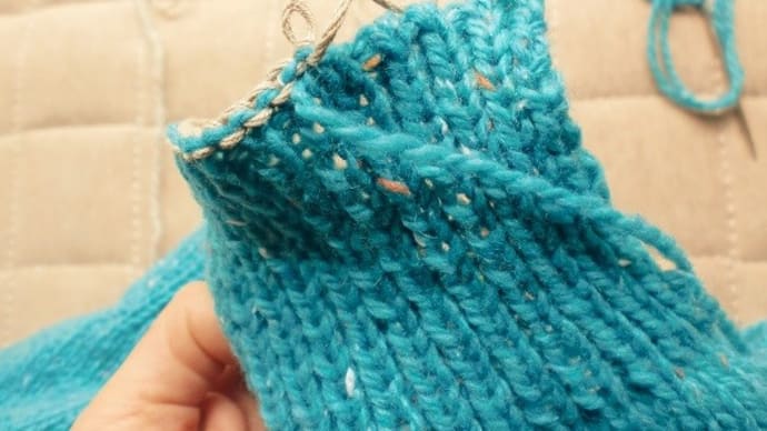 トップダウンのセーター。ひと目ゴム編みどめの前のひと手間