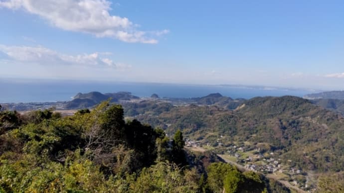 頂上から海が見える南房総市の富山(とみさん)