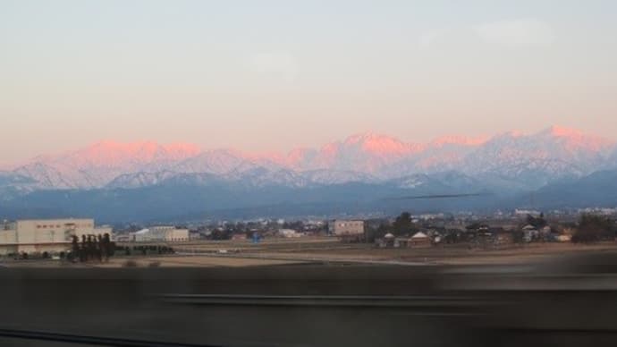 陸新幹線から夕陽を浴びた立山が見えた