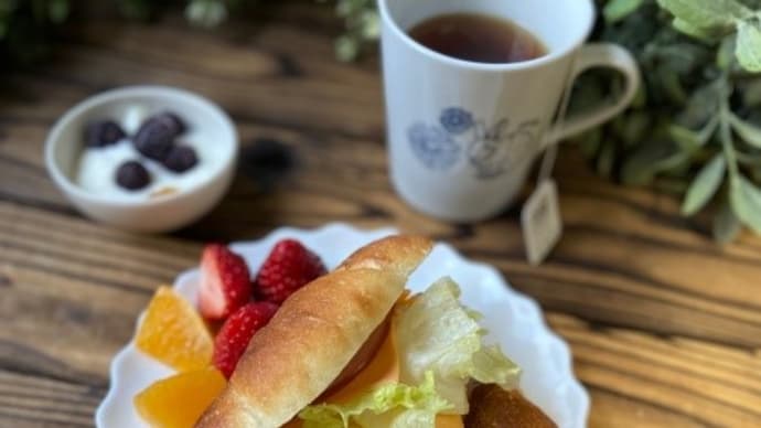 ルビアンのカレーパンと塩バターフランスでチーハムサンドで朝ごぱん♪