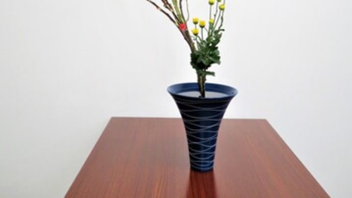 アカメヤナギと赤いボケの花・・生花・三種生け