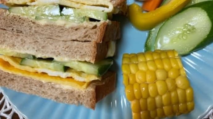 ランチは全粒粉ミニ食パンでサンドイッチ