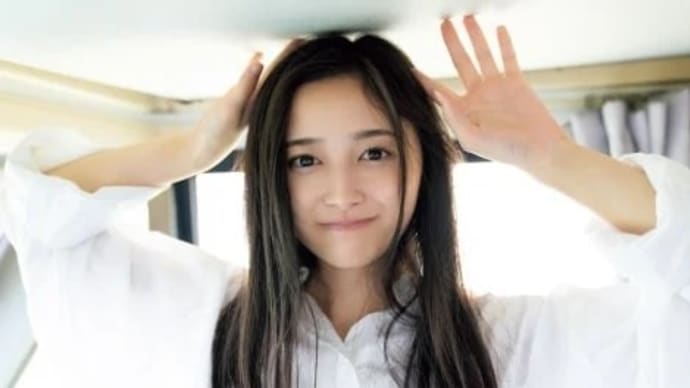 “乃木坂46の新ミューズ”井上和、白シャツまといキュートな笑顔 『グラビアチャンピオン』表紙で輝く