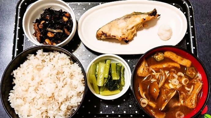 家で朝ご飯(押麦ごはんに銀ヒラスの西京漬、ひじきの煮物、赤だしのみそ汁(具は黒アワビ茸・なめこ・オクラ・油揚げ)、野沢菜漬)(2022年7月12日)